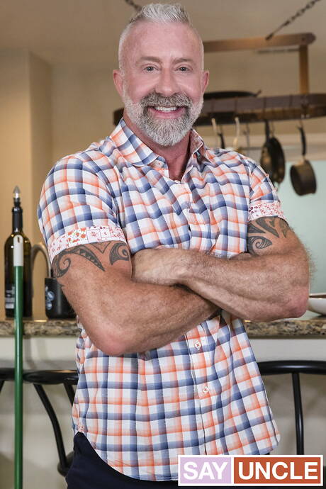 Family Dick: Sexy americans, well-built Casey Everett and bear Lance Charger in hot homosexual action in the kitchen