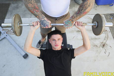 Dos chicos americanos maduros osos Jack Dixon y el hermoso chico Dylan Hayes tienen sexo caliente al aire libre