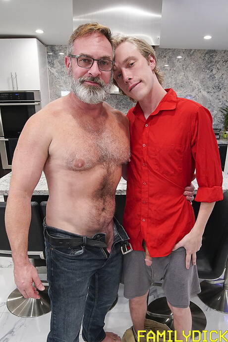 Der reife amerikanische Bär Kristofer Weston und der attraktive Skylar Hill vögeln in der Küche einen Arsch