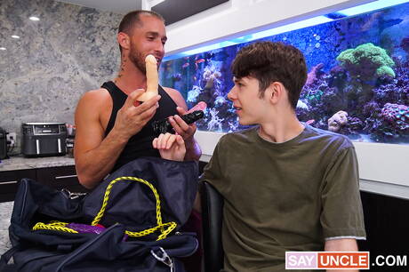 Les mecs américains sexy et costauds Armando De Armas et le beau garçon Dakota Lovell baisent après avoir sucé une bite dans la cuisine