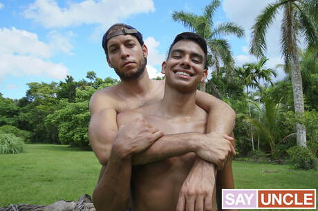 Der hübsche amerikanische Junge Jay Seabrook und der schöne Junge Tim Hanes bohren draußen einen Arsch