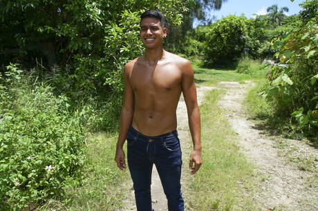 Heiße amerikanische Jungs, der junge Typ Tim Hanes und der bullige Jay Seabrook ficken in den Arsch, nachdem sie draußen Schwänze gelutscht haben