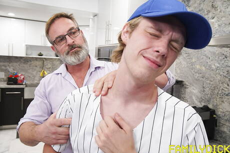 American gay bear Kristofer Weston and  Skylar Hill have a good sex