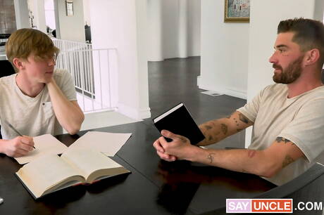 Family Dick: French hunk Chris Damned and american young dude Andrew Powers in hot ass bang