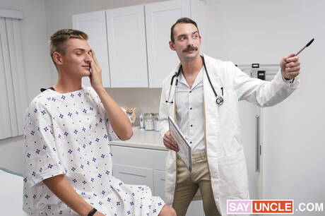 Doctor Tapes: Husky guy Johnny B and american twink Ashton Silvers have a good oral sex