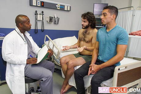 Los chicos calientes Dante Drackis, Aaron Trainer y Amone Bane tienen un buen trío interracial.