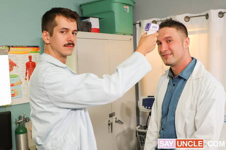 Zwei amerikanische Jungs, der schöne Junge Jonah Wheeler und der reife Bär Troy Hardt, haben eine heiße Paarszene