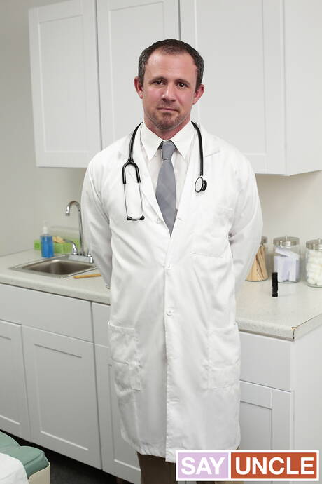 素敵なアメリカ人の男の子のたくましいジェシー・ツェッペリンと若い男のマーク・サムシングがチンポをしゃぶった後に尻をファックする