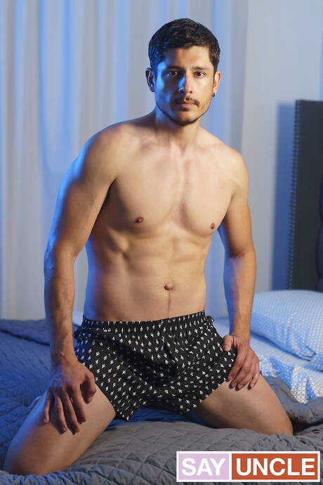 De gespierde Costa Ricaanse Alex Montenegro en de Latijns-Amerikaanse hunk Rocky Vallarta hebben elkaar geneukt