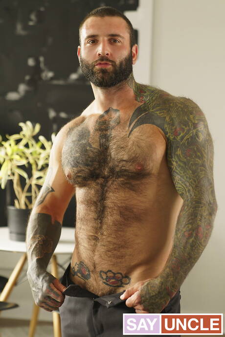 Dad Creep: Canadian young dude Edward Terrant and canadian gay bear Markus Kage have a hot couple sex