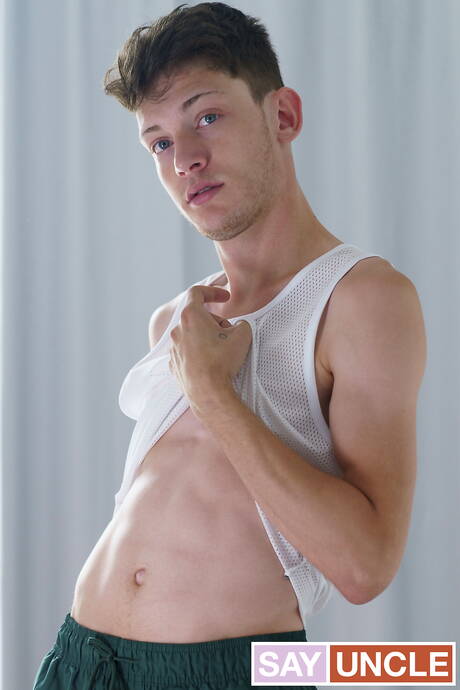 カナダ人のマッチョなロメオ・デイビスとカナダ人の美少年エドワード・テラントがバスルームでフェラチオをした後にセックスする