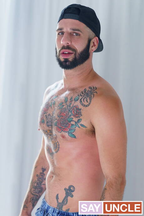 Dad Creep: Canadian beefcake Romeo Davis and canadian beautiful boy Edward Terrant fuck after blowjob in bathroom