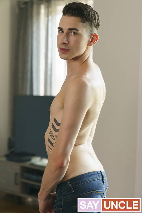 カナダ人のマッチョなマヌエル・スカイとカナダ人の若い男ジェイク・ノベロがバスルームでアナルセックスをする