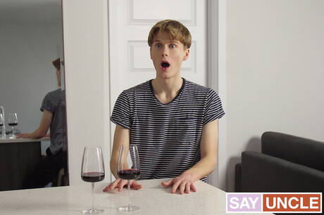 Dad Creep: 加拿大壯牛Ryan Bones和美國帥哥Adrian Hill在廚房口交後做了屁股