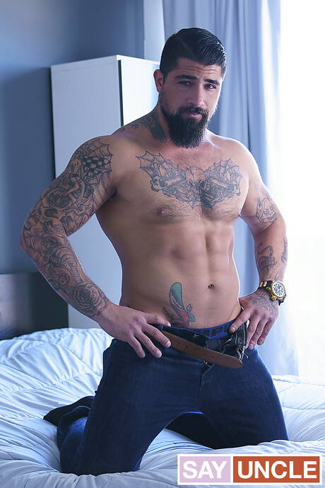 Canadese stier Ryan Bones en Russische knappe jongen Lev Ivankov hebben goede seks