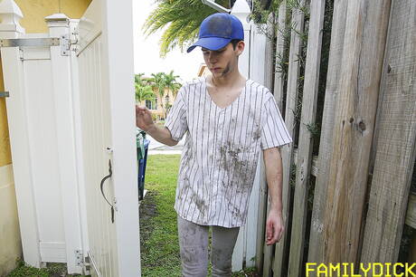 2人のアメリカ人男、筋肉質のトレント・サマーズとホットなトゥインクのダコタ・ラヴェルが裸のポーズをとり、お風呂でタイトなお尻を見せる