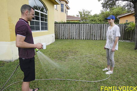 Zwei amerikanische Kerle, der Muskelprotz Trent Summers und der heiße Twink Dakota Lovell, posieren nackt und zeigen ihren knackigen Hintern in der Badewanne