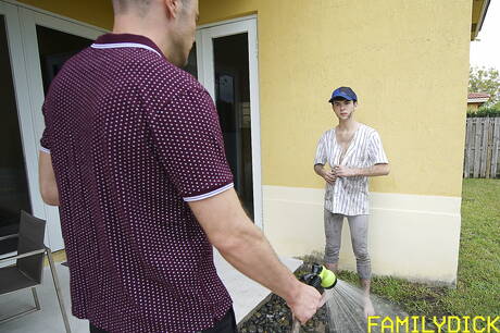 Zwei amerikanische Kerle, der Muskelprotz Trent Summers und der heiße Twink Dakota Lovell, posieren nackt und zeigen ihren knackigen Hintern in der Badewanne