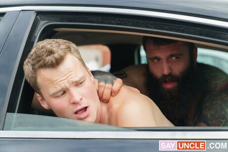 Der reife kanadische Bär Markus Kage und der kanadische Hengst Brent North in einer heißen Homosexuellenszene im Freien