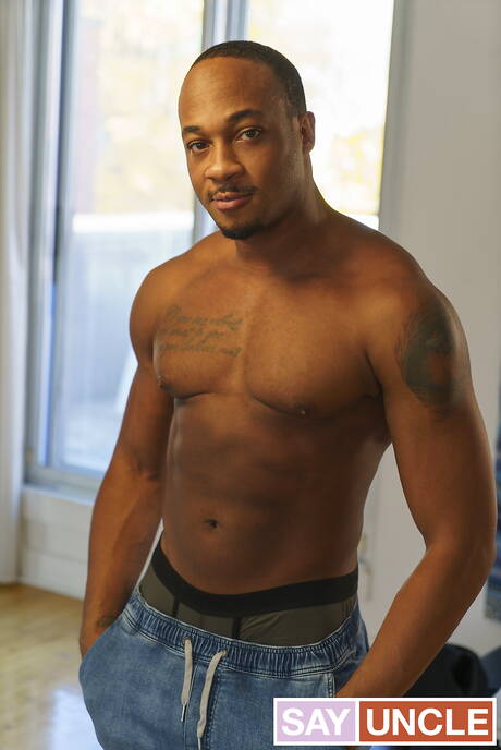 Die geilen Kumpels William Moore, Trent King und Beau Reed beim interracialen Gruppensex