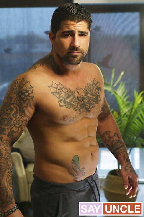 Kanadyjski silny byk Ryan Bones i kanadyjski przystojniak Benjamin Blue w gorącej homoseksualnej akcji