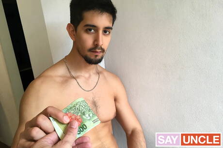 Il ragazzo latino Diego Silvero in una scena di pompino