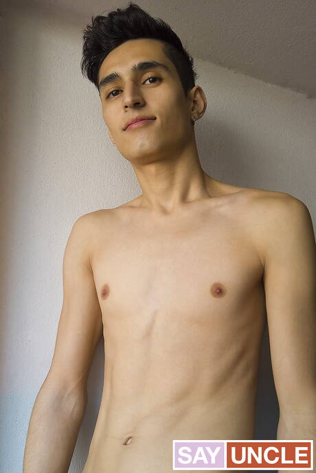 Der junge Argentinier Sonny Davon wird nach dem Blowjob in den Arsch gefickt