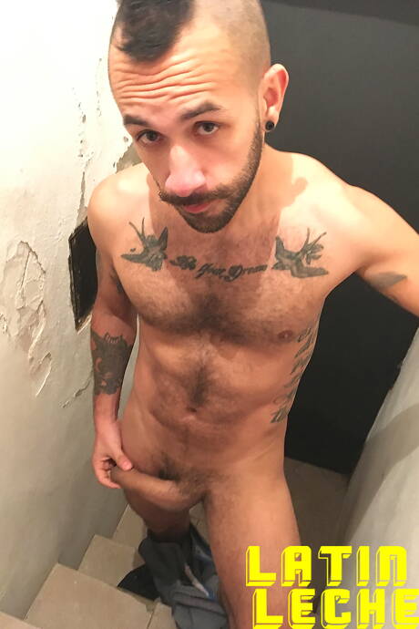 Latino muscular Milo sucking dick