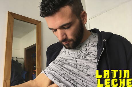 Latino-Typ mit kräftigem Körper wird nach dem Schwanzlutschen in den Arsch gefickt