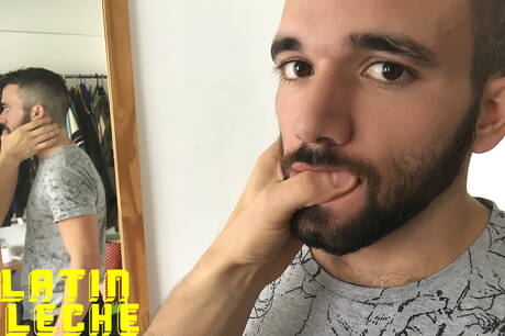 Latino-Typ mit kräftigem Körper wird nach dem Schwanzlutschen in den Arsch gefickt