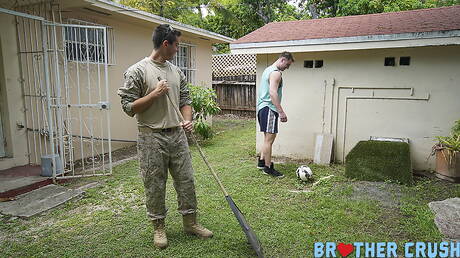 Brother Crush: Der britische harte Kerl Michael Boston und der amerikanische Hengst Ryan Pitt haben sich draußen gegenseitig geknallt