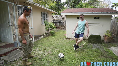 Der britische harte Kerl Michael Boston und der amerikanische Hengst Ryan Pitt haben sich draußen gegenseitig geknallt