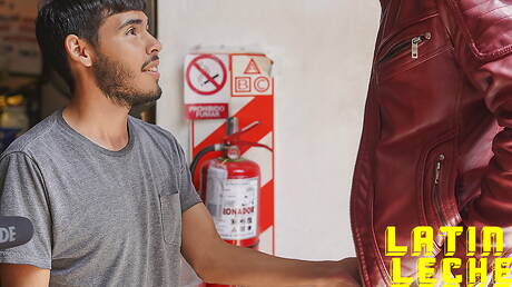 Le super étalon Bruno et le bien bâti Roko baisent après avoir sucé une bite