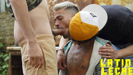 Les mecs sexy Kendro, Freddy et Radison dans un trio torride en extérieur