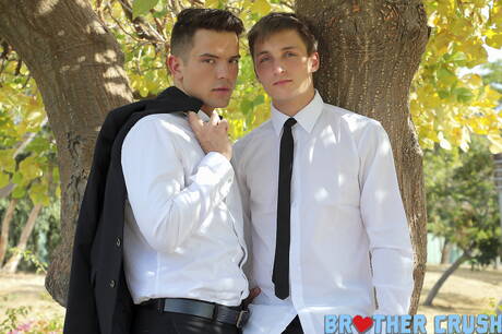 Brother Crush: American stars young dude Harlen Quindel and stud Dakota Payne fuck ass after sucking cock outside