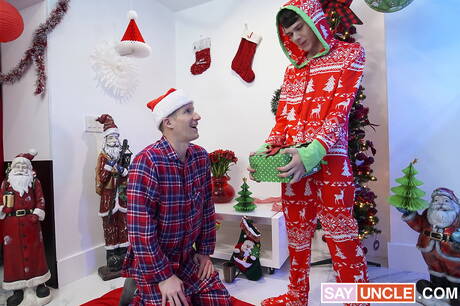 ホットなアメリカ人の若いダコタ・ラヴェルと筋肉質なエイデン・アッシャーが裸でポーズをとる