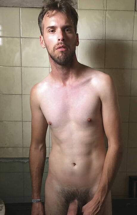 Der hübsche Latino-Junge Willy in einer Schwanzlutsch-Szene im Freien