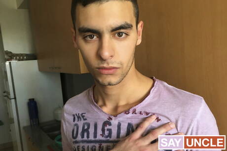 トゥインク・カノと少年コネラがキッチンで熱いセックスをする