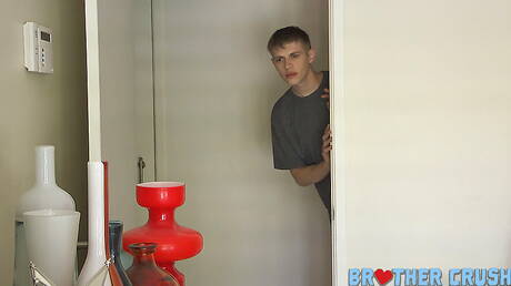 Brother Crush: Beefcake Argos and american young dude Oliver Dean in hot ass fuck action in shower