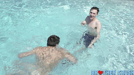 Amerykański muskularny Valentino Nappystar ma przyjemność uprawiać seks we trójkę przy basenie
