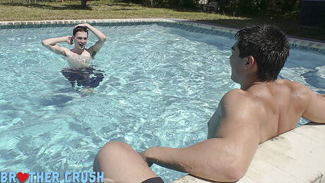 Amerykański muskularny Valentino Nappystar ma przyjemność uprawiać seks we trójkę przy basenie