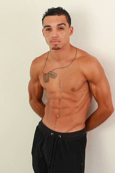 Los famosos estadounidenses, el jovencito cachondo Dakota Lovell y el corpulento Amone Bane se follan el culo después de chuparlo