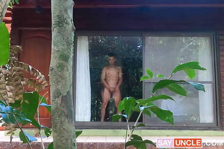 硬漢喬爾和肌肉男利奧在淋浴中手淫