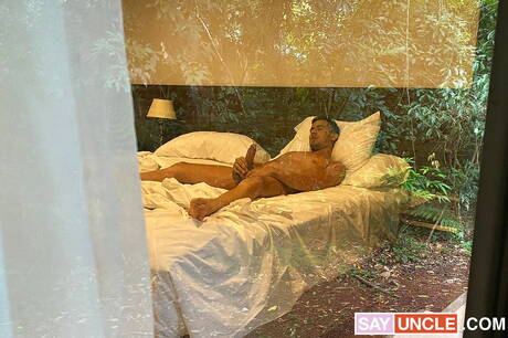 硬漢喬爾和肌肉男利奧在淋浴中手淫