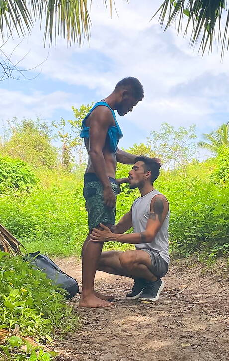 El galán Benjamin y el hombre fuerte Damian se aman después de caminar por la playa.