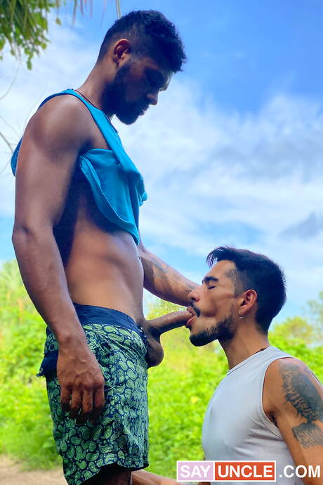 El galán Benjamin y el hombre fuerte Damian se aman después de caminar por la playa.