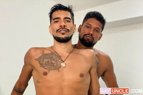 Muskularny Benjamin i przystojniak Damian wiercą tyłek pod prysznicem