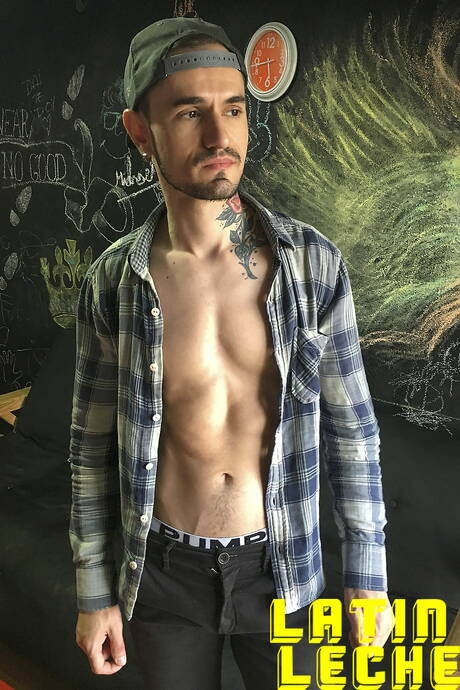 Latin Leche: Hunk Gael and argentinian well-built Kendro have a hot couple scene