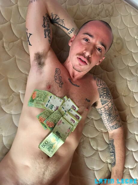 O gostosão latino Manu fode a bunda depois do boquete