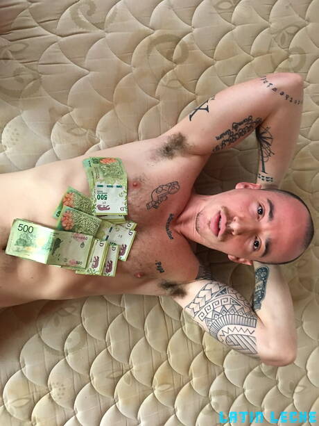 O gostosão latino Manu fode a bunda depois do boquete